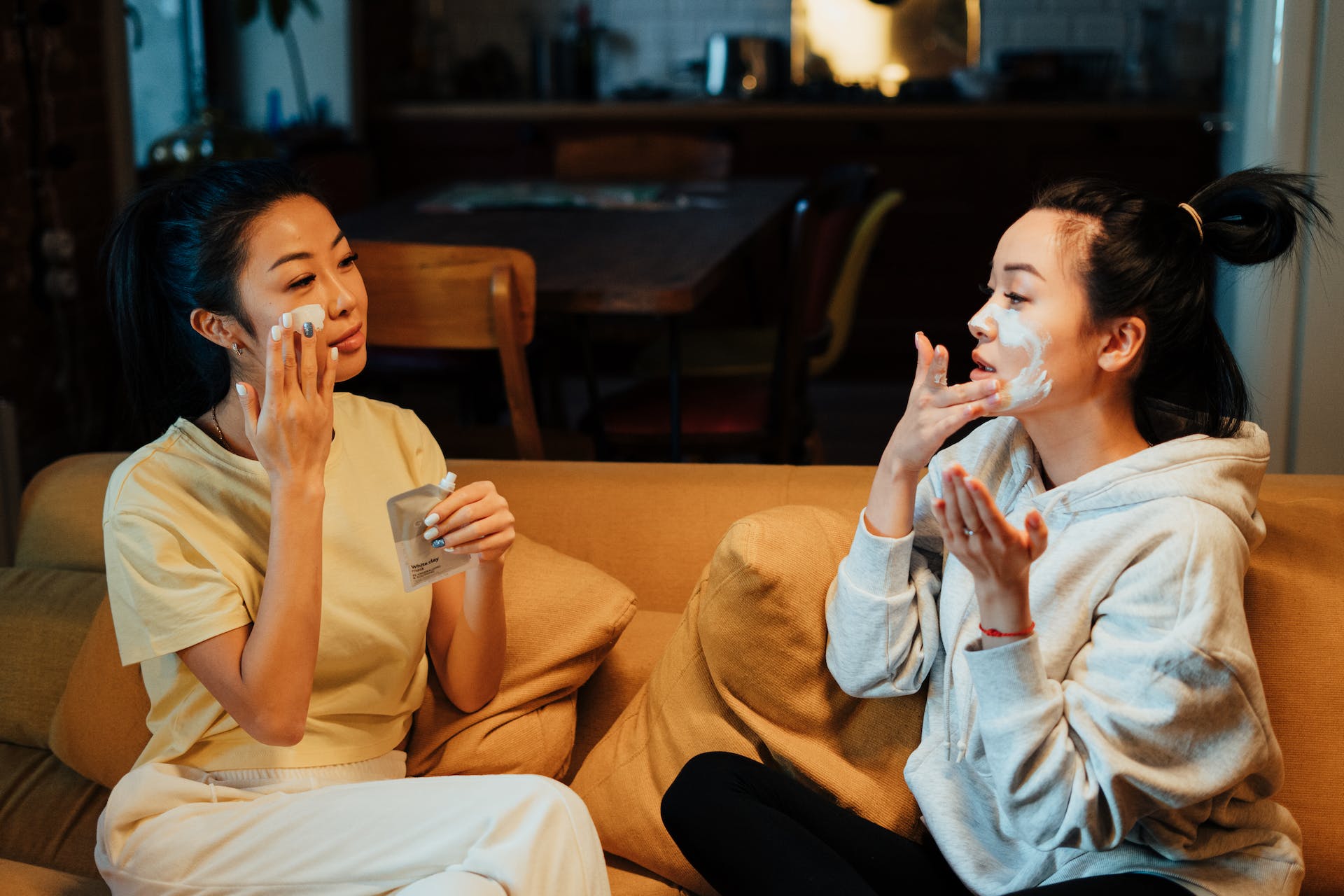 urutan pemakaian skincare malam yang benar